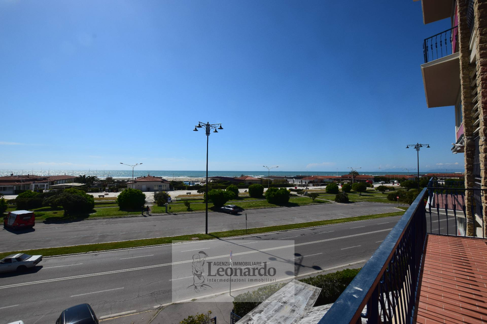  viareggio vendita quart: lungomare immobiliare leonardo srl