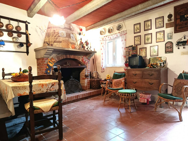 Indipendent house for Sale to Camaiore