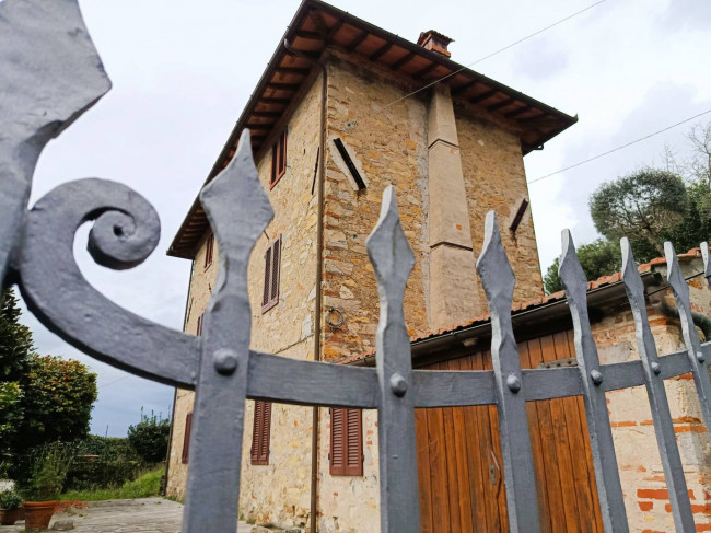 Indipendent house for Sale to Camaiore