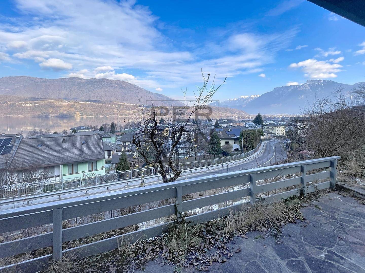 Foto villa indipendente in vendita a Calceranica al Lago (Trento)