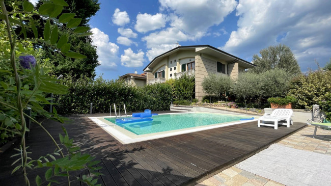 Villette a schiera a Barga