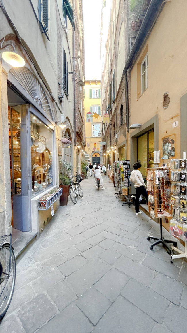 Fondo commerciale in vendita a Centro Storico, Lucca (LU)