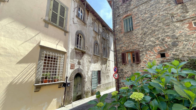 Palazzi a Villa Basilica