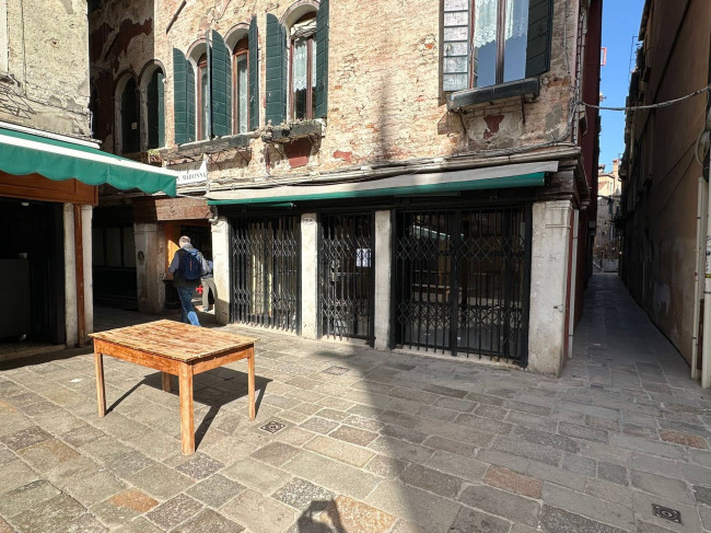 Shop for Rent to Venezia