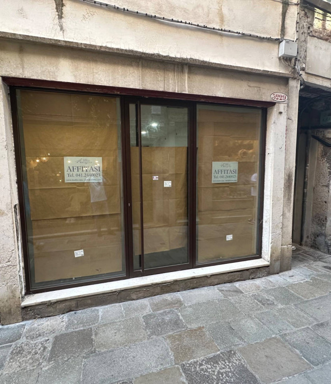 Shop for Rent to Venezia