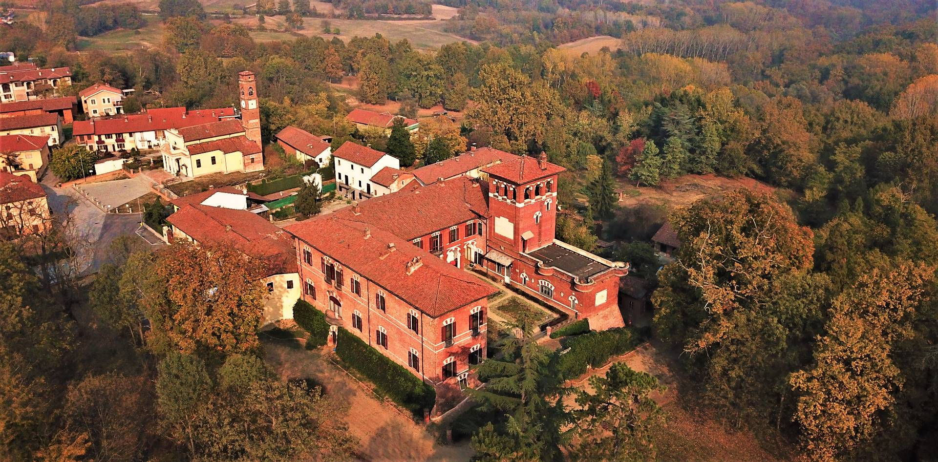 Dusino San Michele Piazza Statuto Internau Monferrato