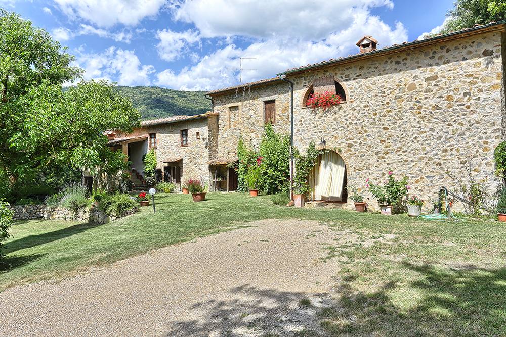 Farmhouse for Sale to Castelnuovo di Val di Cecina