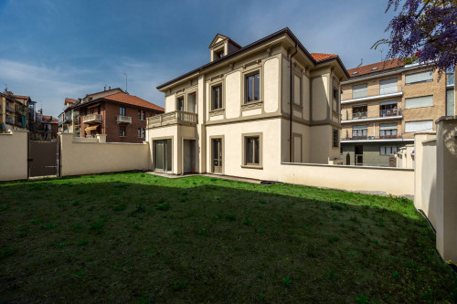 Semi-Detached House for Sale to Torino