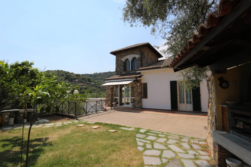 Villa for Sale to Diano San Pietro