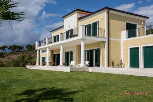 Villa in Vendita a Cipressa