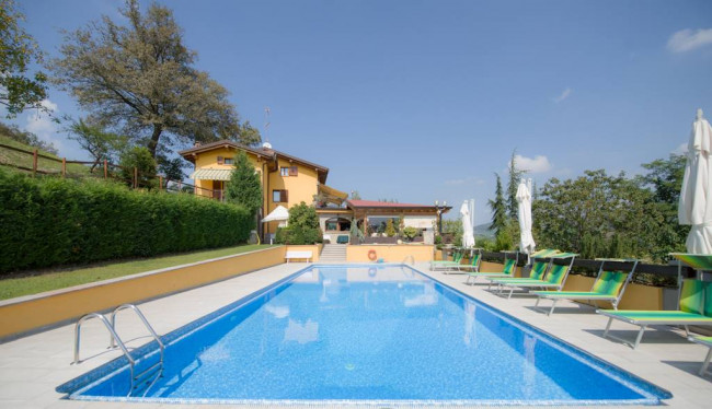 Albergo / Struttura ricettiva in Vendita a Toano
