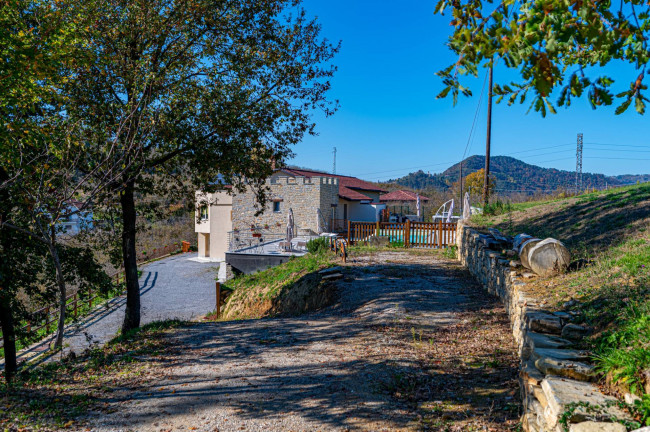 Casale in Vendita a Cravanzana