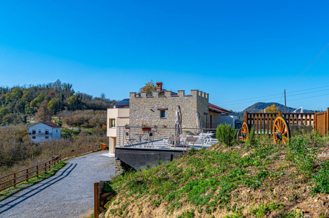 Casale in Vendita a Cravanzana