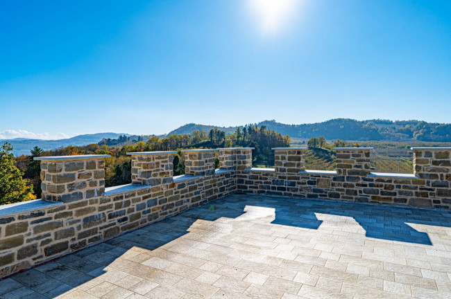 Casale in Vendita a Cravanzana