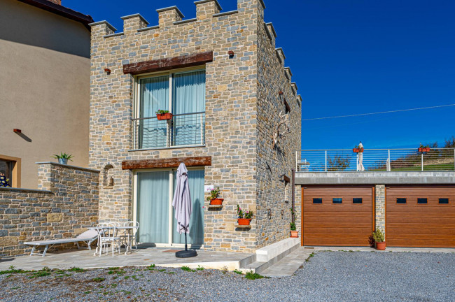 Casale in Vendita a Cravanzana