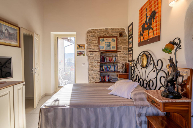 Casale in Vendita a Cravanzana