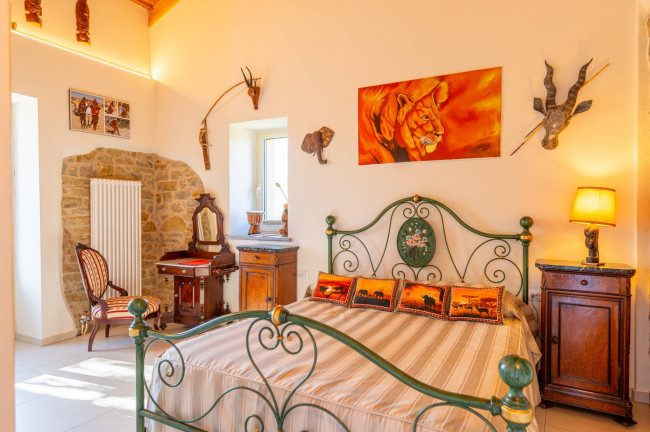 Casale in Vendita a Cravanzana