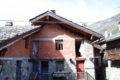 Casale in Vendita a Brusson