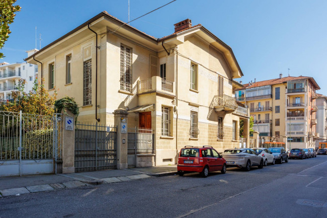 Semi-Detached House for Sale to Torino