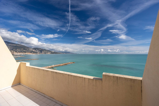 Apartment for Sale to Roquebrune-Cap-Martin