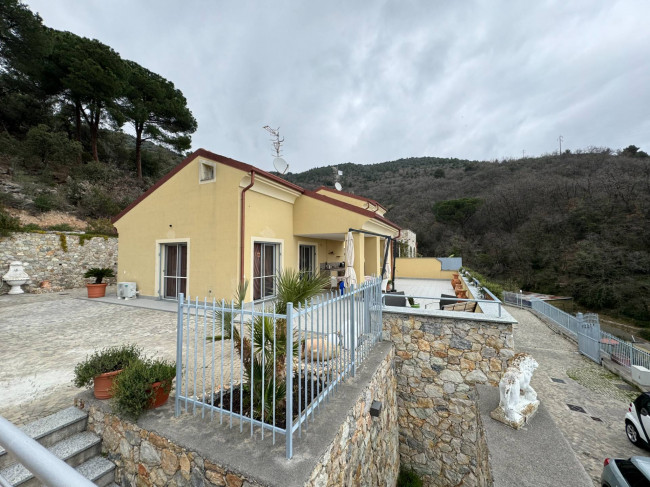 Villa in Vendita a Pietra Ligure