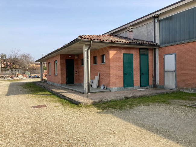 Capannone in Vendita a Grana