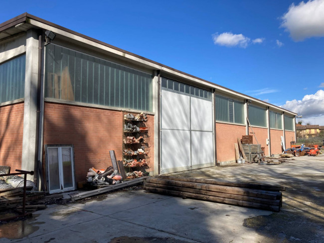 Capannone in Vendita a Grana