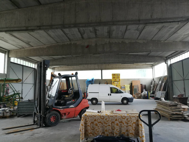 Capannone in Vendita a Grana