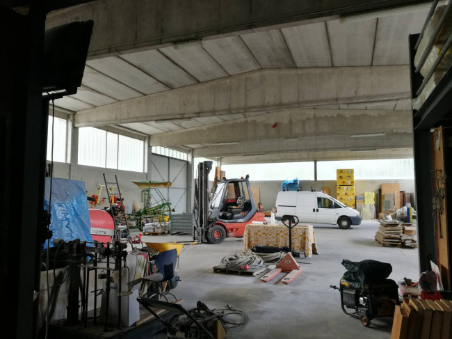 Capannone in Vendita a Grana