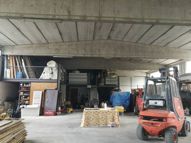 Capannone in Vendita a Grana