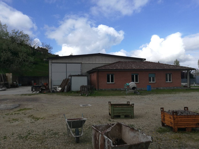 Capannone in Vendita a Grana