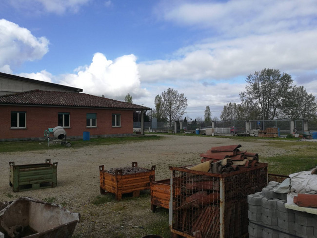 Capannone in Vendita a Grana