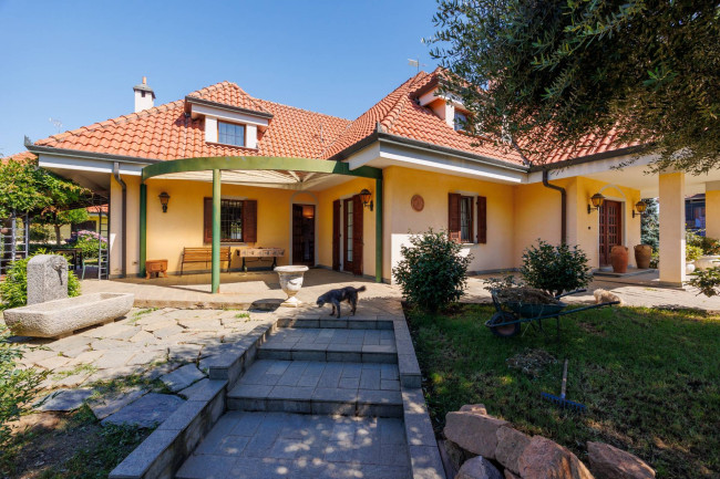 Villa for Sale to Caselle Torinese