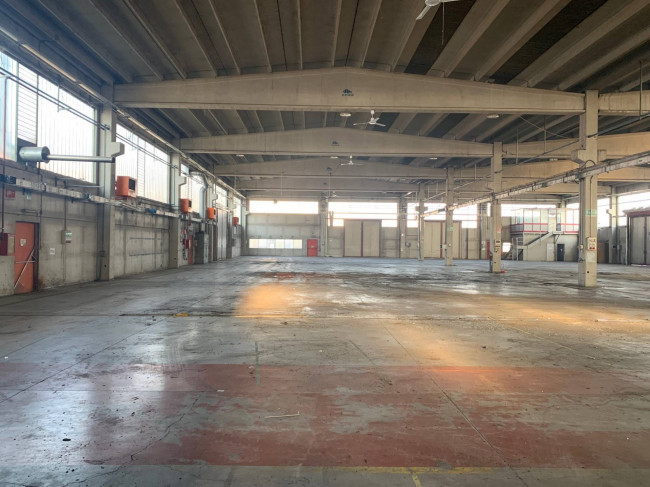 Capannone in Locazione a Nichelino