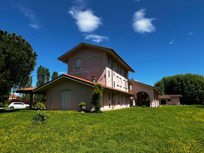 Villa in Vendita a Valenza