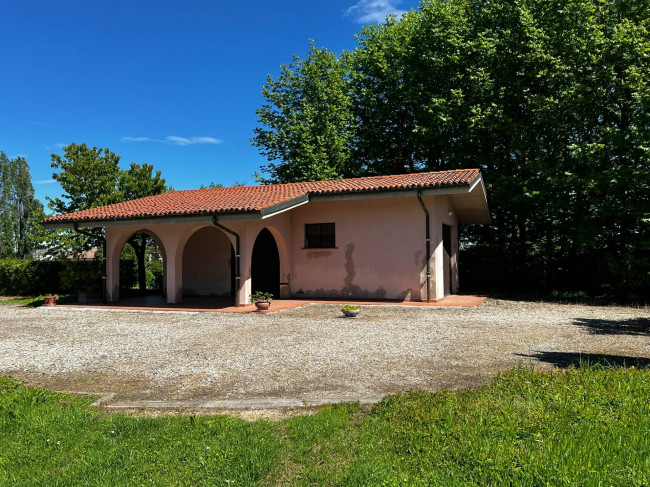 Villa in Vendita a Valenza