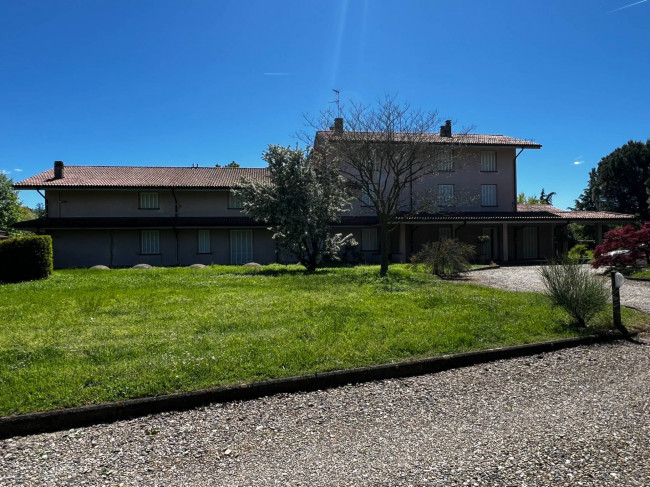 Villa in Vendita a Valenza