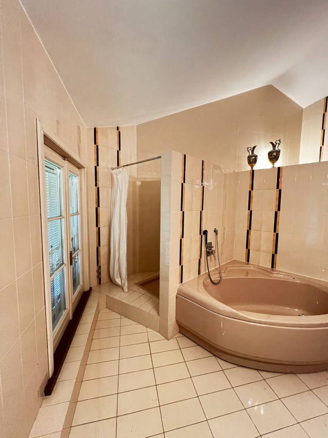 Villa in Vendita a Valenza