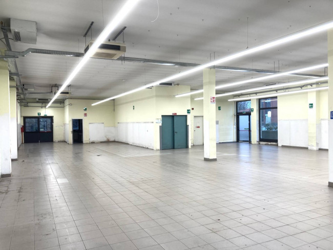 Locale commerciale in affitto a Rivoli