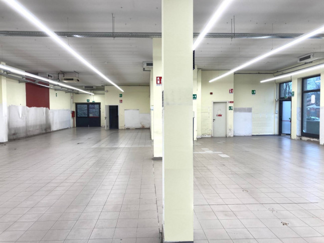 Locale commerciale in affitto a Rivoli