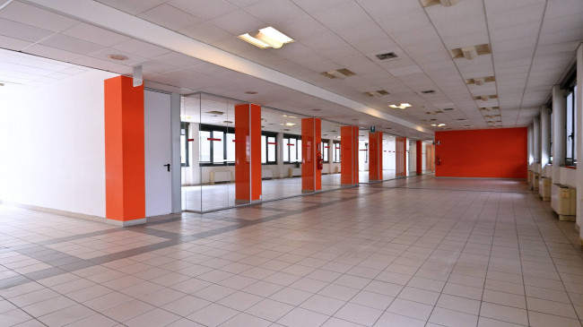 Stabile - Palazzo in vendita a Settimo Torinese