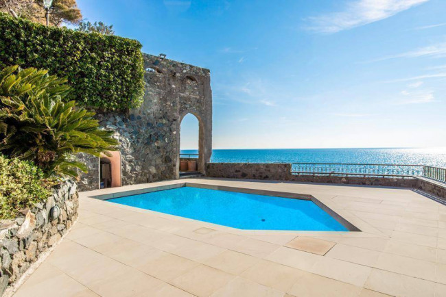 Villa in Vendita a Albissola Marina