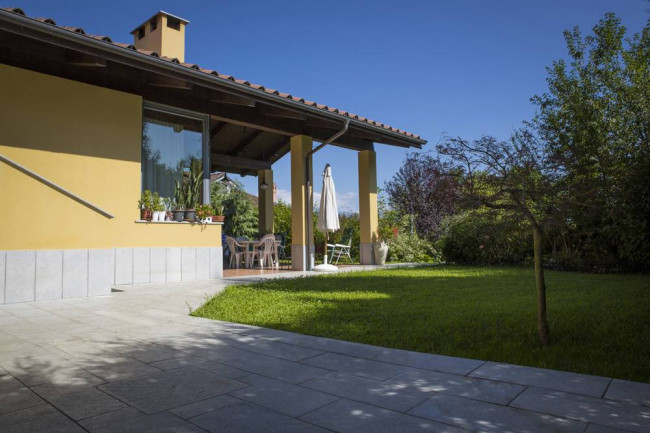 Villa Trifamiliare in Vendita a Rivarossa