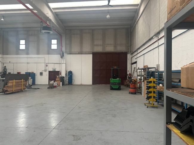 Capannone in affitto a Trofarello