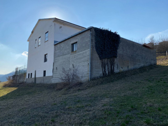 Villa in Vendita a Serralunga di Crea