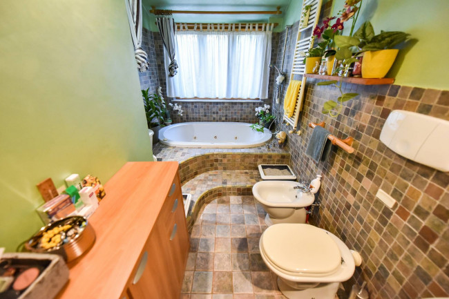 Villa Trifamiliare in Vendita a Rivarossa