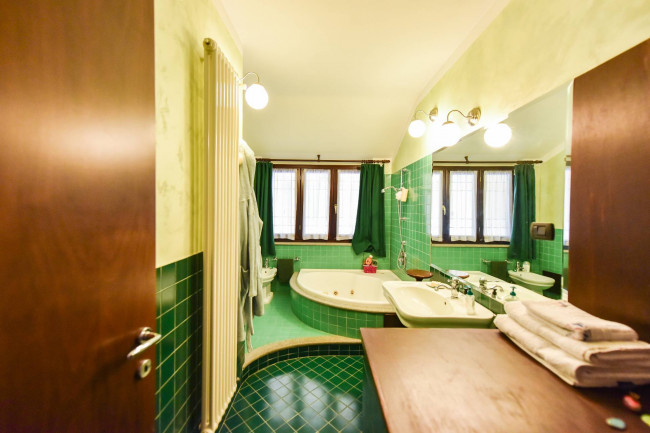 Villa Trifamiliare in Vendita a Rivarossa