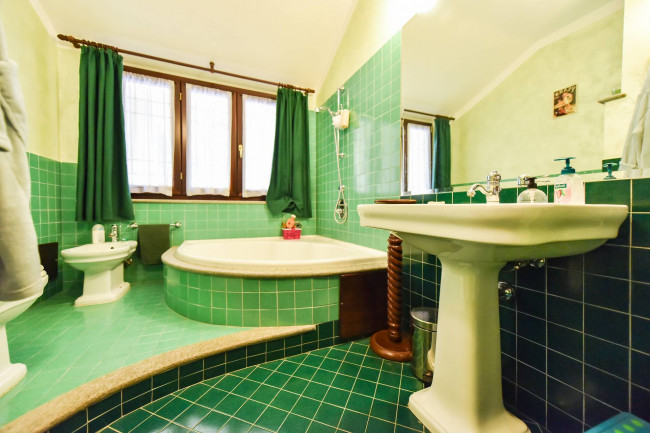 Villa Trifamiliare in Vendita a Rivarossa