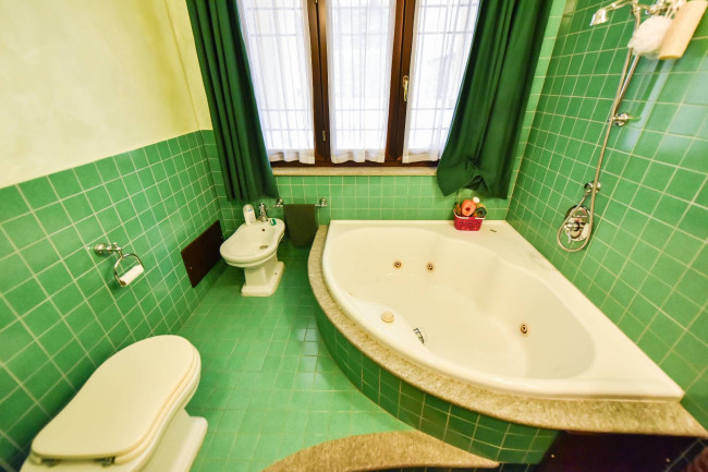 Villa Trifamiliare in Vendita a Rivarossa