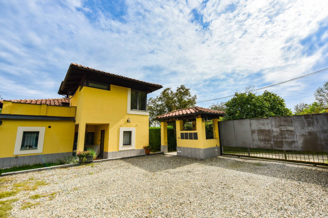 Villa Trifamiliare in Vendita a Rivarossa